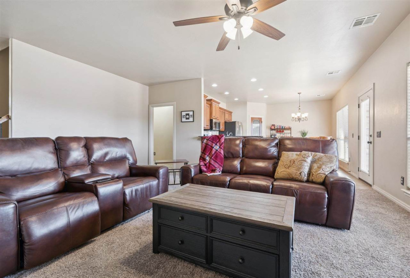 4 Bedrooms Bedrooms, 0 ,2 BathroomsBathrooms,Residential,Single Family,Eagle Summit,1.5,133519