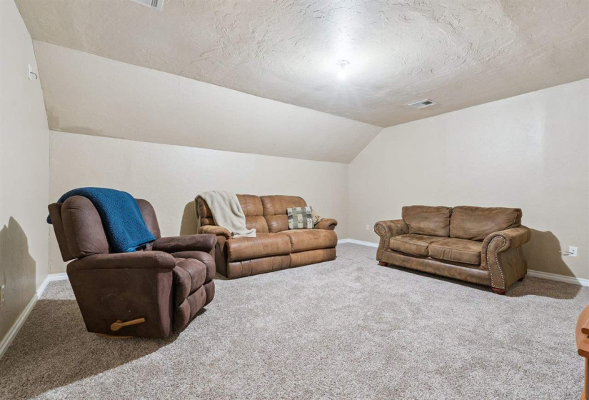 4 Bedrooms Bedrooms, 0 ,2 BathroomsBathrooms,Residential,Single Family,Eagle Summit,1.5,133519