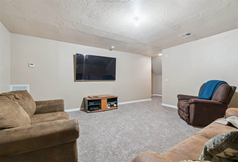 4 Bedrooms Bedrooms, 0 ,2 BathroomsBathrooms,Residential,Single Family,Eagle Summit,1.5,133519