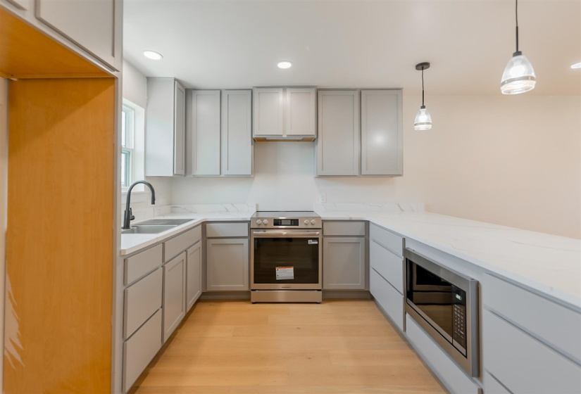 2 Bedrooms Bedrooms, 0 ,1 BathroomBathrooms,Residential,Condominium/townhouse,Highpoint #B,1,133537