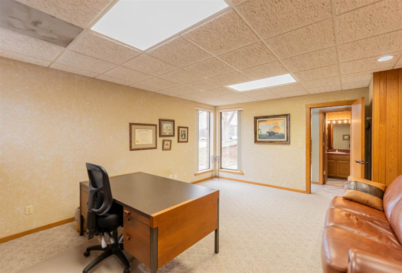 0 , 0 ,3 BathroomsBathrooms,Commercial/industrial,Commercial,Hall of Fame,1,133550