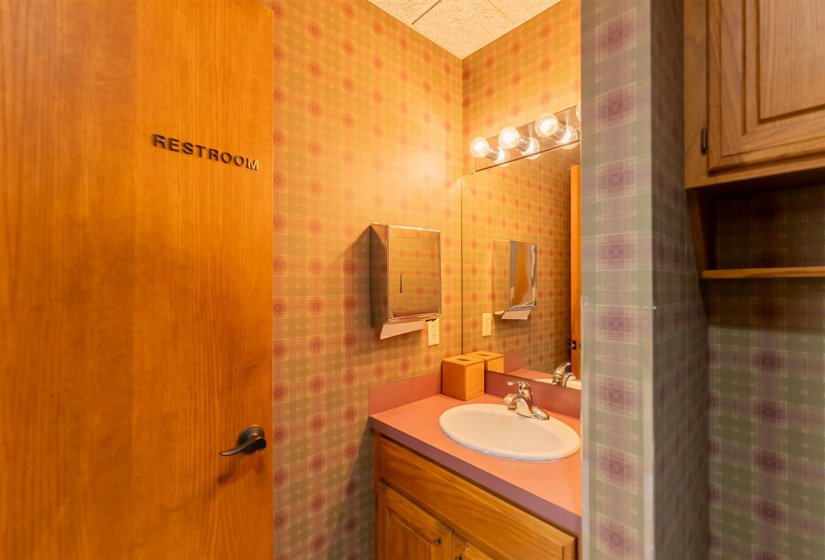 0 , 0 ,3 BathroomsBathrooms,Commercial/industrial,Commercial,Hall of Fame,1,133550