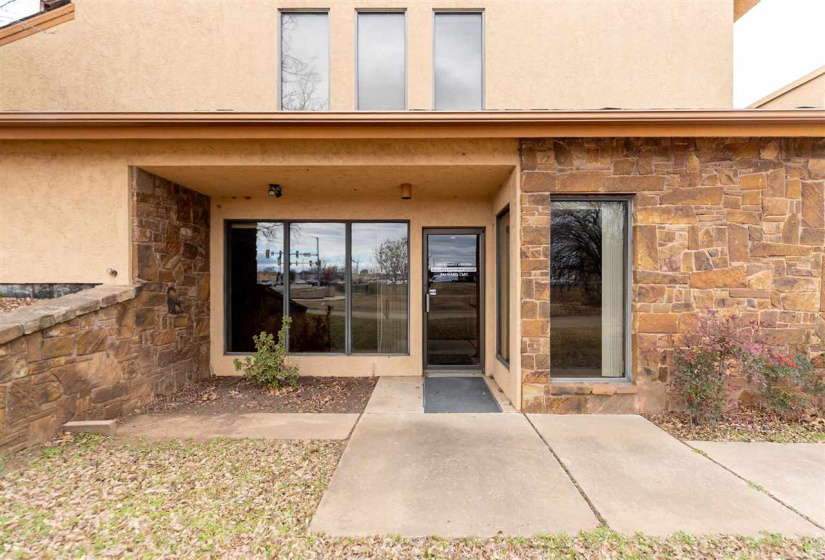 0 , 0 ,3 BathroomsBathrooms,Commercial/industrial,Commercial,Hall of Fame,1,133550