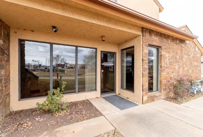 0 , 0 ,3 BathroomsBathrooms,Commercial/industrial,Commercial,Hall of Fame,1,133550