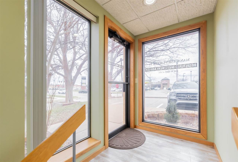 0 , 0 ,3 BathroomsBathrooms,Commercial/industrial,Commercial,Hall of Fame,1,133550