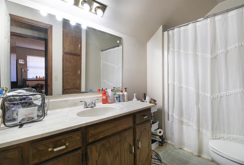0 ,6 BathroomsBathrooms,Multi-family,Fourplex,Mockingbird,1,133562