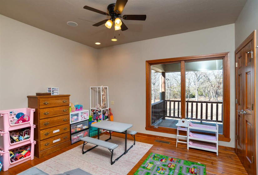 4 Bedrooms Bedrooms, 0 ,2 BathroomsBathrooms,Residential,Single Family,Airport,1.5,133570