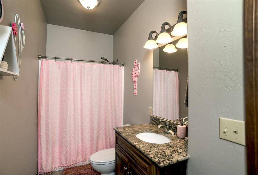 4 Bedrooms Bedrooms, 0 ,2 BathroomsBathrooms,Residential,Single Family,Airport,1.5,133570