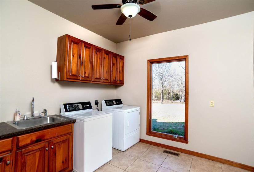 4 Bedrooms Bedrooms, 0 ,2 BathroomsBathrooms,Residential,Single Family,Airport,1.5,133570