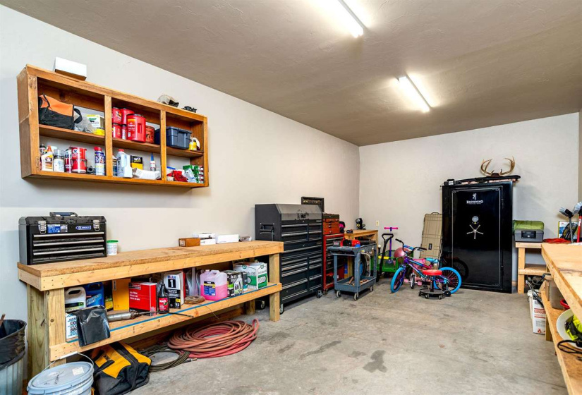 4 Bedrooms Bedrooms, 0 ,2 BathroomsBathrooms,Residential,Single Family,Airport,1.5,133570