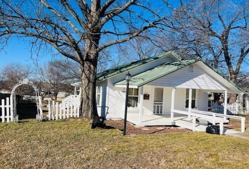 2 Bedrooms Bedrooms, 0 ,1 BathroomBathrooms,Residential,Single Family,E,1,133579