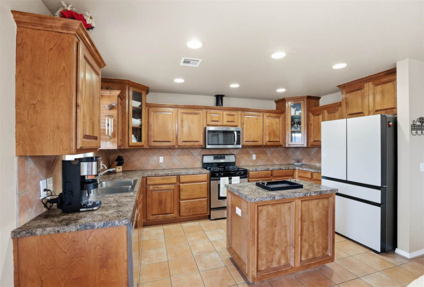 3 Bedrooms Bedrooms, 0 ,2 BathroomsBathrooms,Residential,Single Family,3rd,1,133608