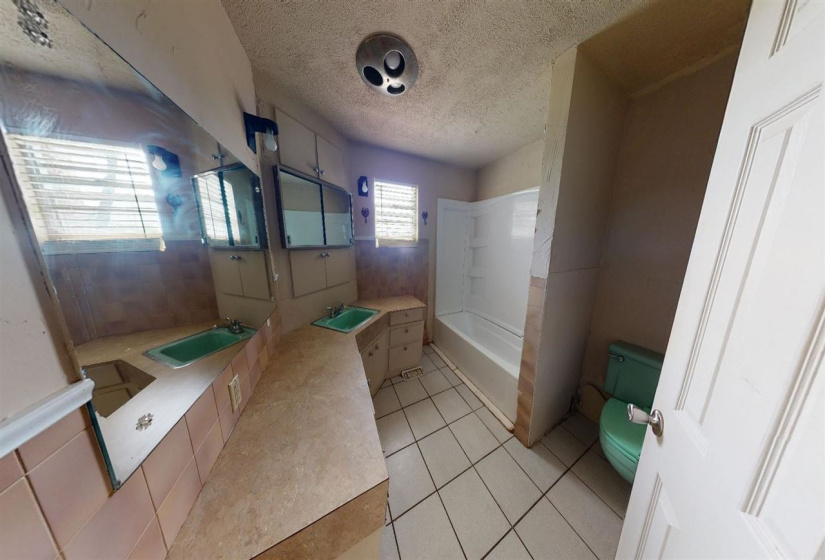 5 Bedrooms Bedrooms, 0 ,2 BathroomsBathrooms,Residential,Single Family,6th,3,133630