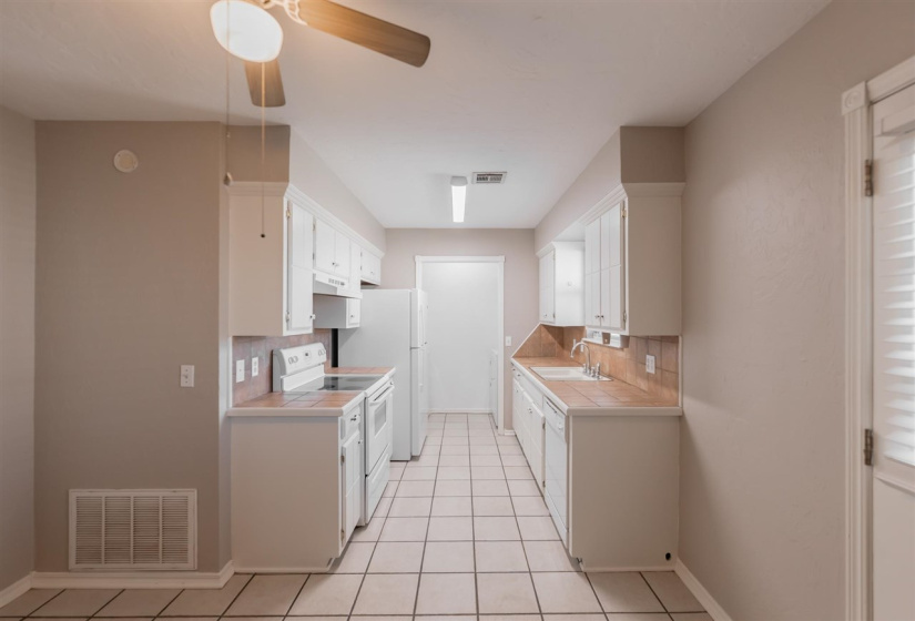 3 Bedrooms Bedrooms, 0 ,2 BathroomsBathrooms,Residential,Single Family,Krayler,1,133698