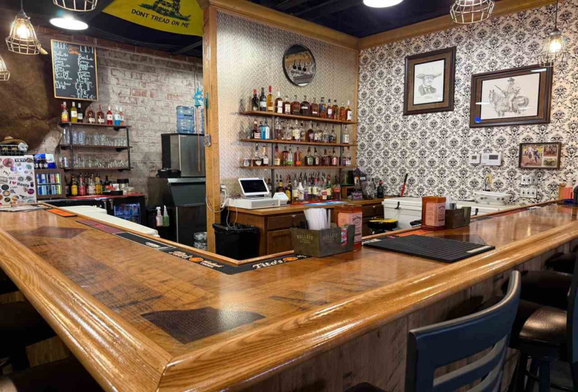 0 , 0 ,21 BathroomsBathrooms,Commercial/industrial,Commercial,5th,1,133703