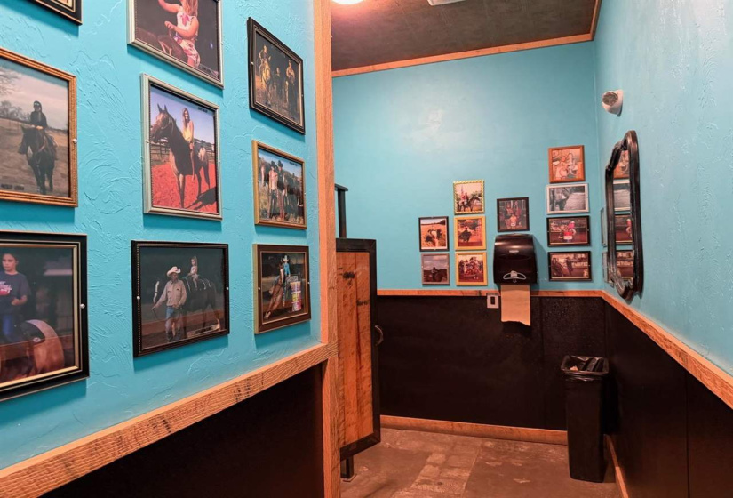 0 , 0 ,21 BathroomsBathrooms,Commercial/industrial,Commercial,5th,1,133703