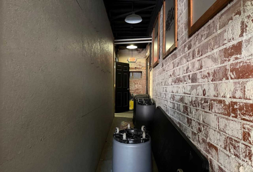 0 , 0 ,21 BathroomsBathrooms,Commercial/industrial,Commercial,5th,1,133703