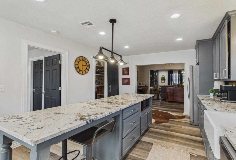 4 Bedrooms Bedrooms, 0 ,2 BathroomsBathrooms,Residential,Single Family,Lakeview,1,133741