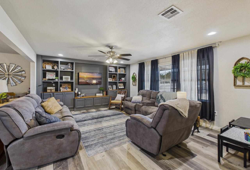 4 Bedrooms Bedrooms, 0 ,2 BathroomsBathrooms,Residential,Single Family,Lakeview,1,133741