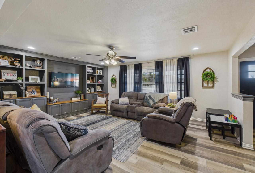 4 Bedrooms Bedrooms, 0 ,2 BathroomsBathrooms,Residential,Single Family,Lakeview,1,133741