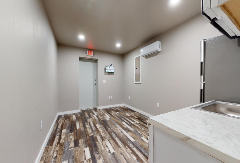 0 , 0 ,3 BathroomsBathrooms,Commercial/industrial,Commercial,Thomas,1,127194