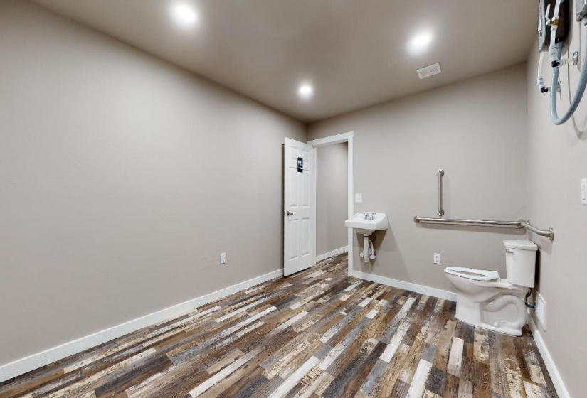 0 , 0 ,3 BathroomsBathrooms,Commercial/industrial,Commercial,Thomas,1,127194