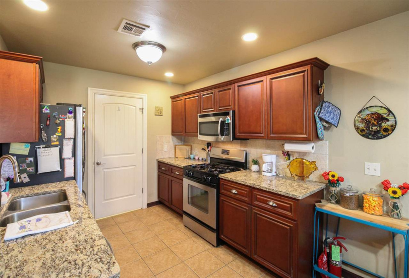 3 Bedrooms Bedrooms, 0 ,2 BathroomsBathrooms,Residential,Single Family,Broadway,1,133799