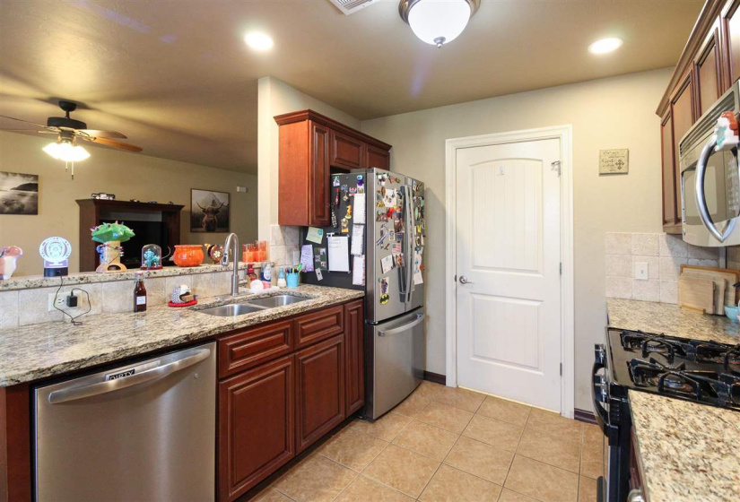 3 Bedrooms Bedrooms, 0 ,2 BathroomsBathrooms,Residential,Single Family,Broadway,1,133799