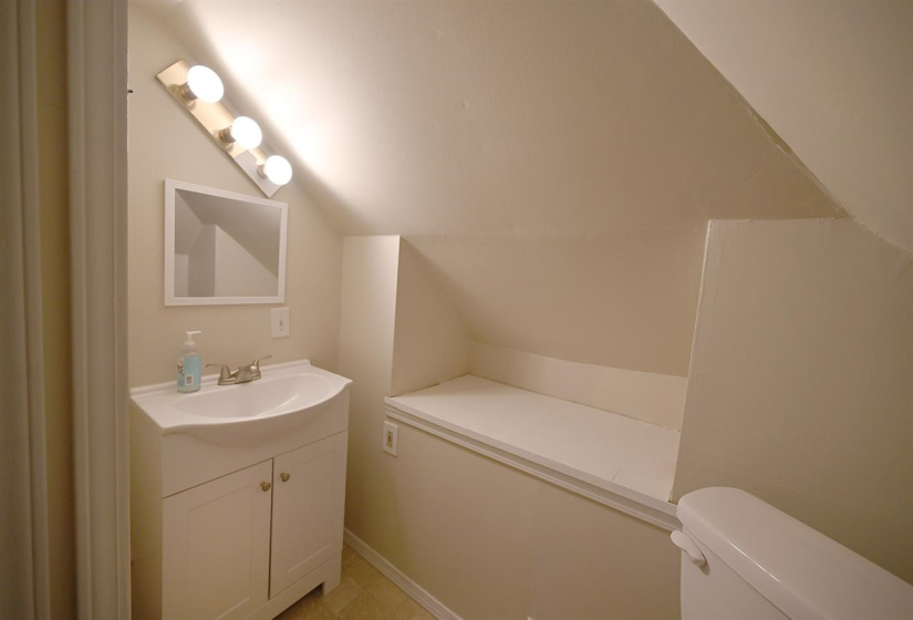 4 Bedrooms Bedrooms, 0 ,2 BathroomsBathrooms,Residential,Single Family,Lowry,1.5,133815