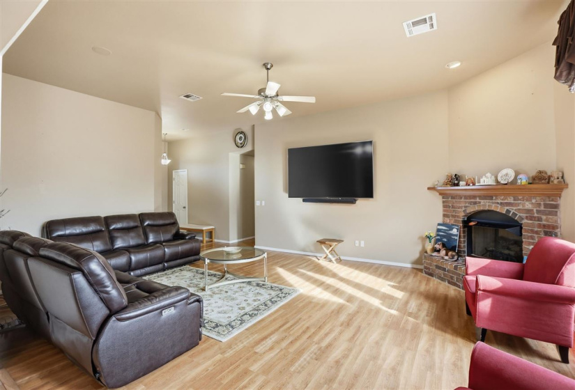 3 Bedrooms Bedrooms, 0 ,2 BathroomsBathrooms,Residential,Single Family,3rd,1,133867