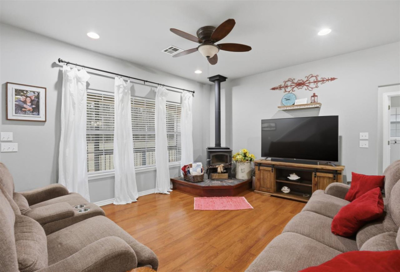 4 Bedrooms Bedrooms, 0 ,3 BathroomsBathrooms,Residential,Single Family,Macy Lynn,2,133871