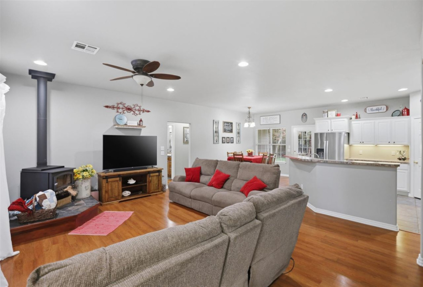 4 Bedrooms Bedrooms, 0 ,3 BathroomsBathrooms,Residential,Single Family,Macy Lynn,2,133871