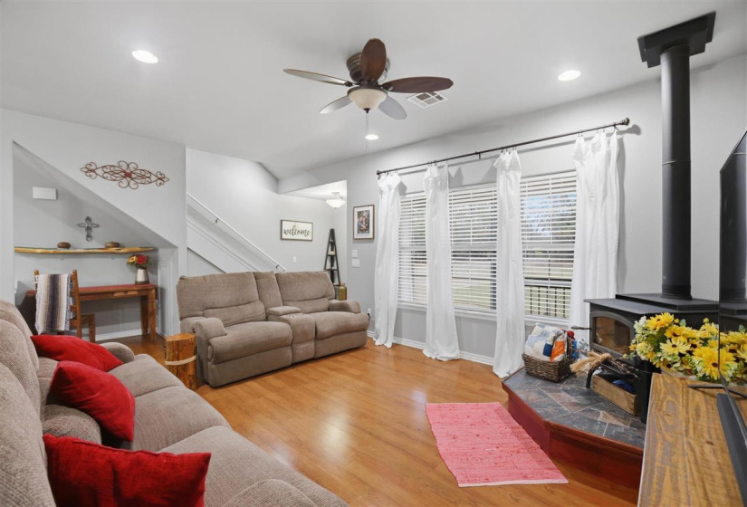 4 Bedrooms Bedrooms, 0 ,3 BathroomsBathrooms,Residential,Single Family,Macy Lynn,2,133871