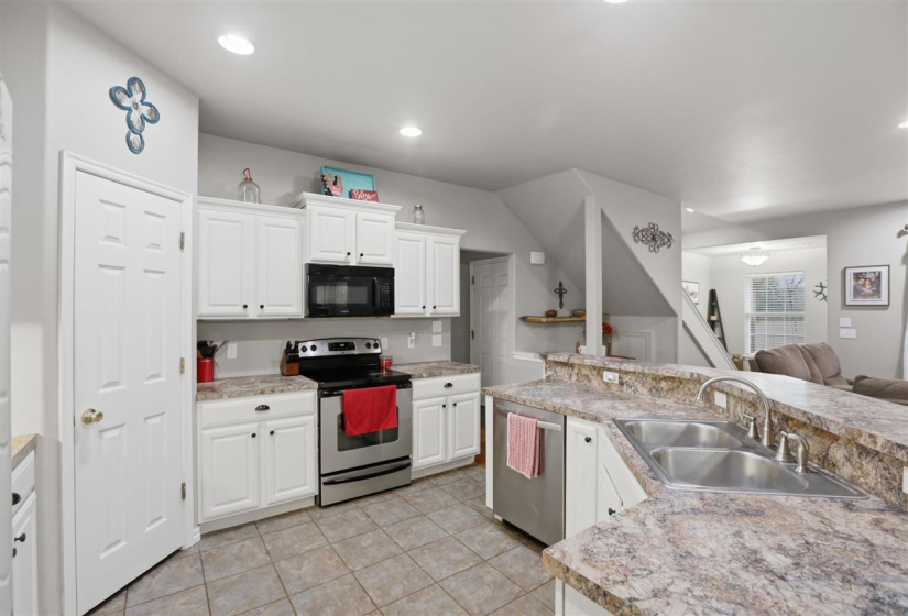 4 Bedrooms Bedrooms, 0 ,3 BathroomsBathrooms,Residential,Single Family,Macy Lynn,2,133871