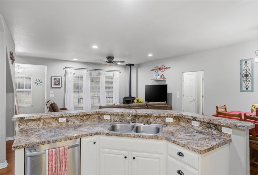 4 Bedrooms Bedrooms, 0 ,3 BathroomsBathrooms,Residential,Single Family,Macy Lynn,2,133871