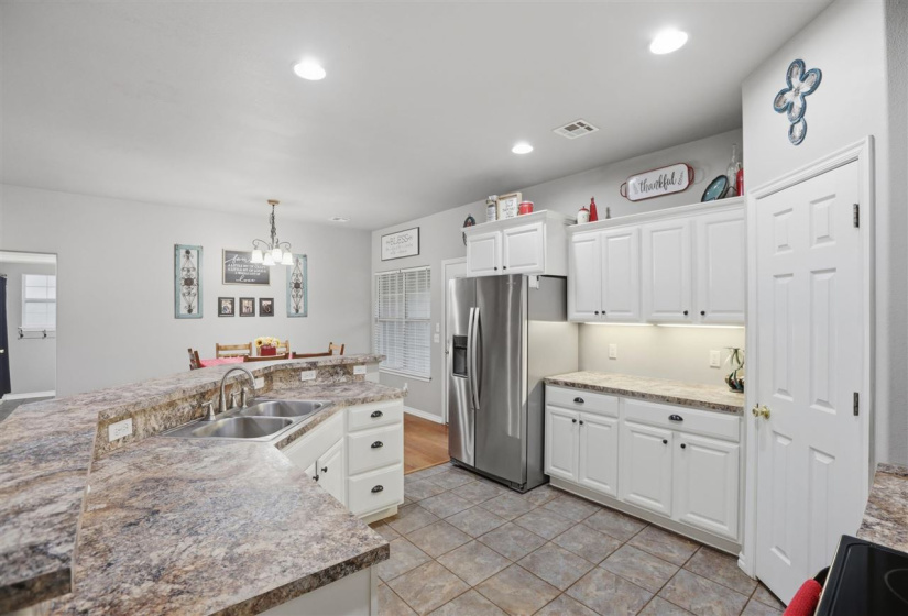 4 Bedrooms Bedrooms, 0 ,3 BathroomsBathrooms,Residential,Single Family,Macy Lynn,2,133871