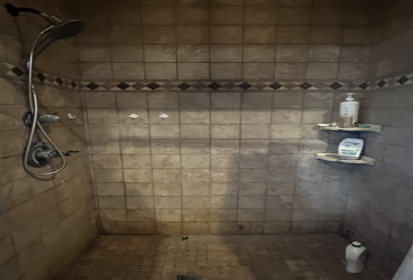 5 Bedrooms Bedrooms, 0 ,3 BathroomsBathrooms,Residential,Single Family,3390,1.5,132680